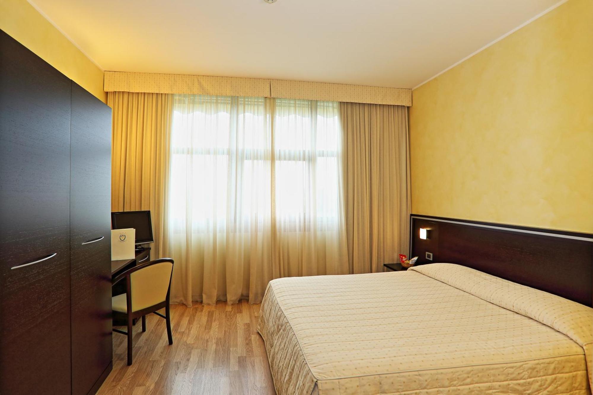 Hotel Visconti Cardano Al Campo Εξωτερικό φωτογραφία