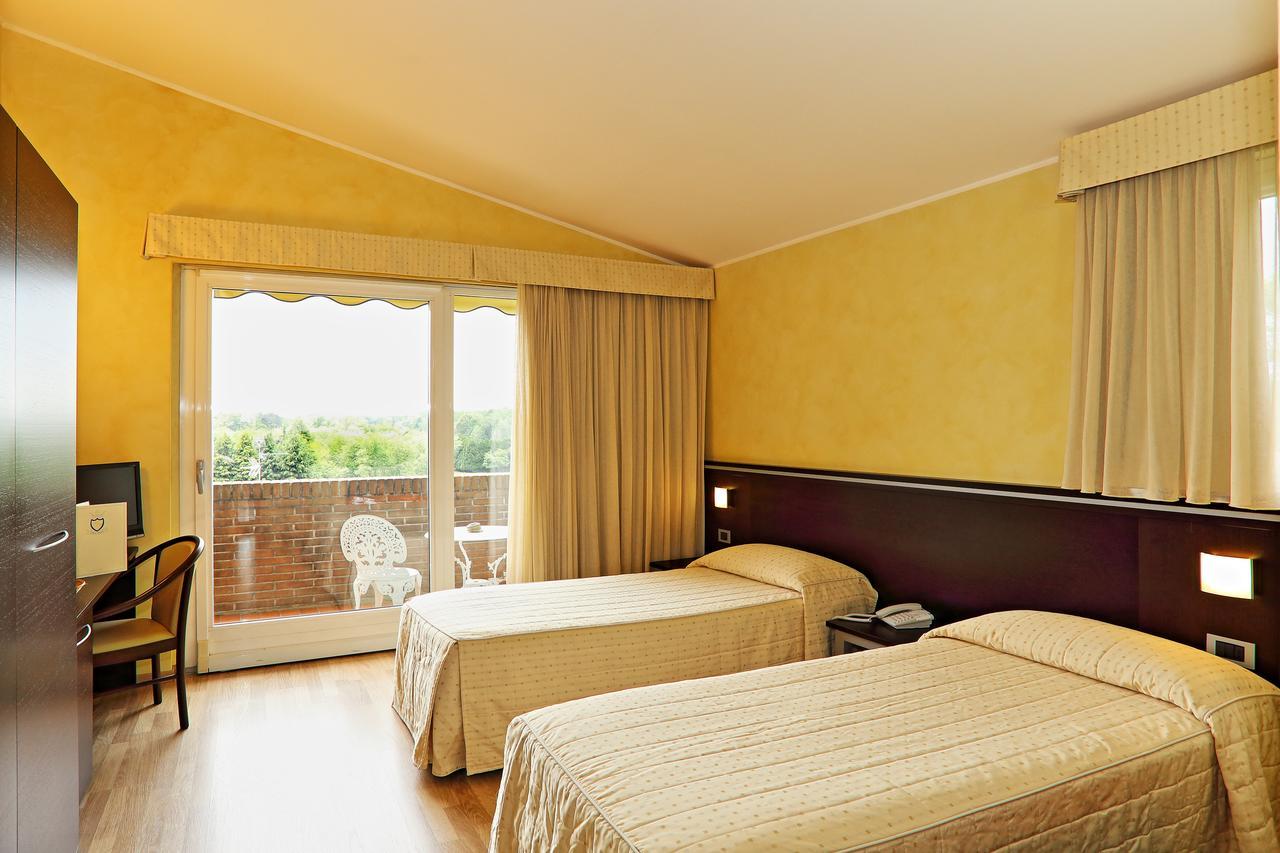 Hotel Visconti Cardano Al Campo Εξωτερικό φωτογραφία