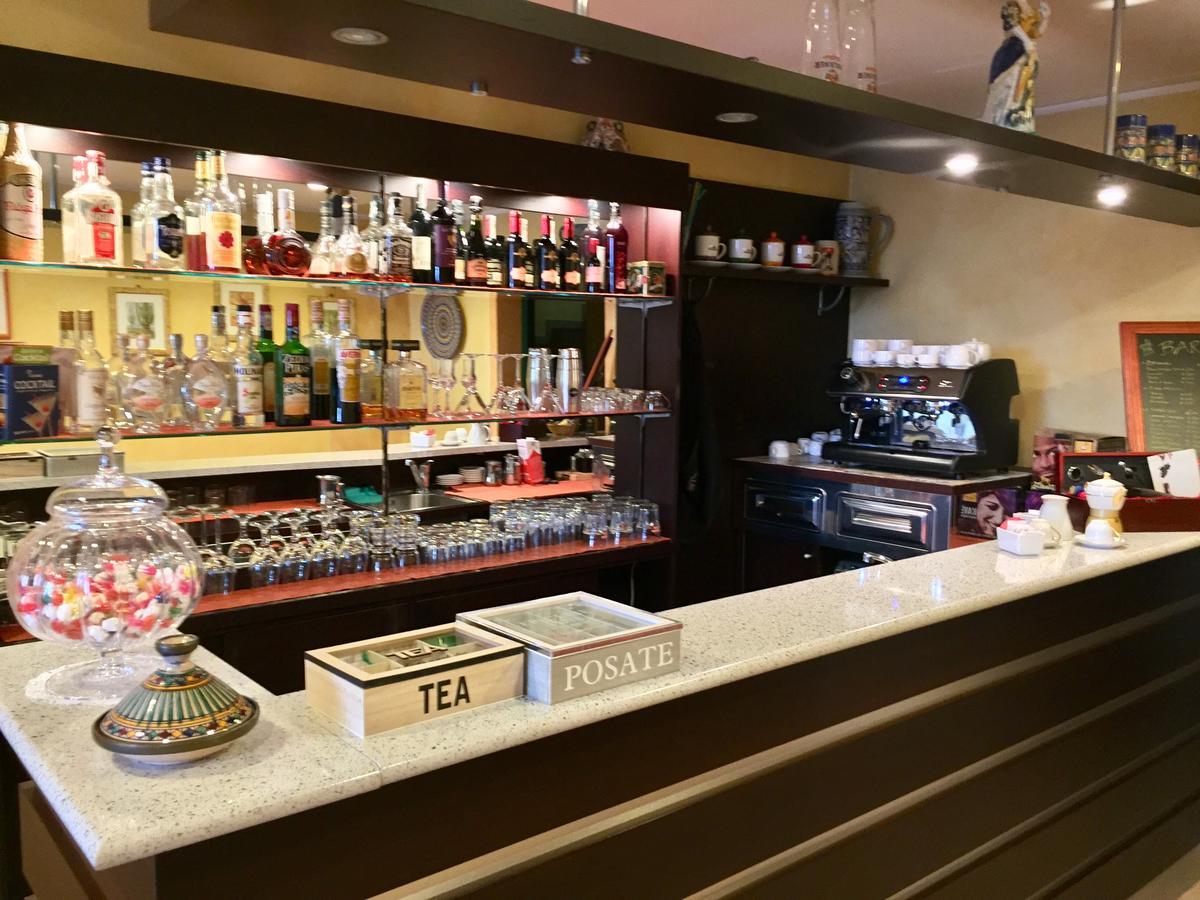 Hotel Visconti Cardano Al Campo Εξωτερικό φωτογραφία