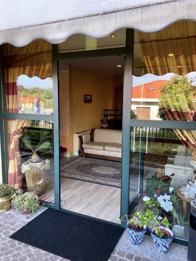 Hotel Visconti Cardano Al Campo Εξωτερικό φωτογραφία