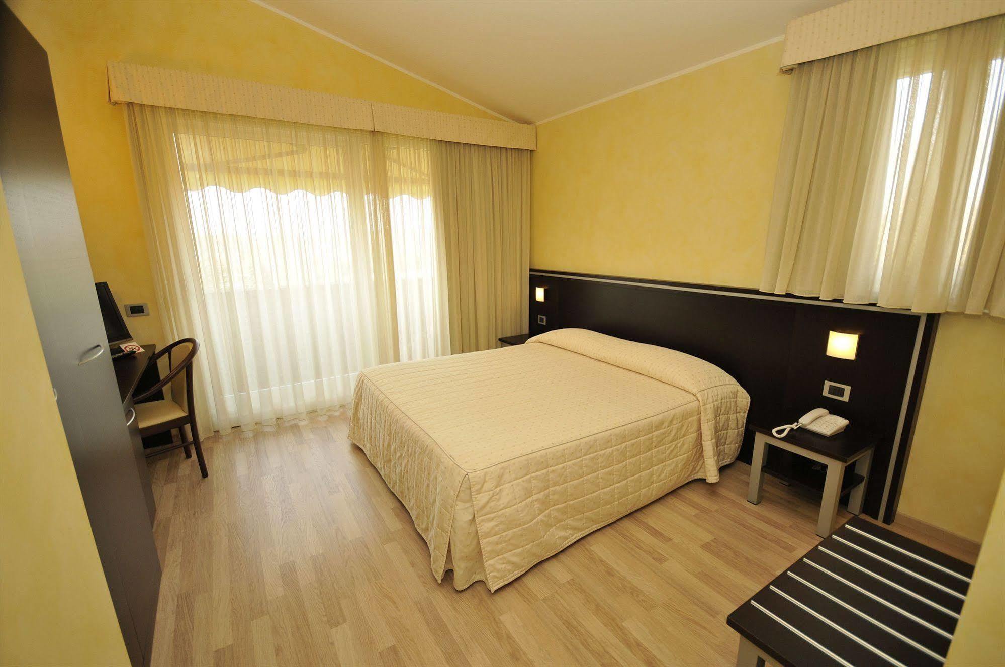Hotel Visconti Cardano Al Campo Εξωτερικό φωτογραφία