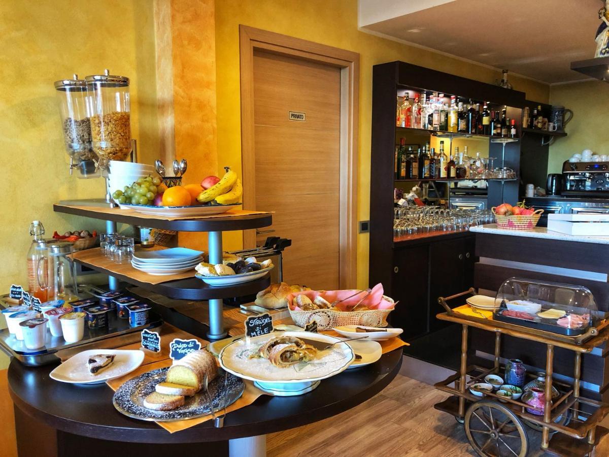 Hotel Visconti Cardano Al Campo Εξωτερικό φωτογραφία